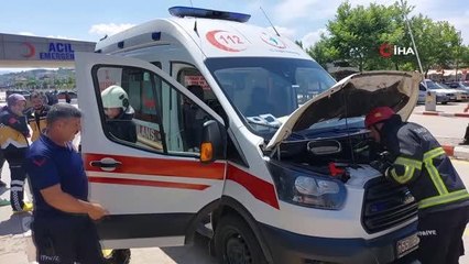 Son dakika haber... Ekiplerin ambulansa giren yılanla imtihanı kamerada