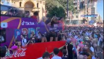Pride Milano, la parata per le strade della città