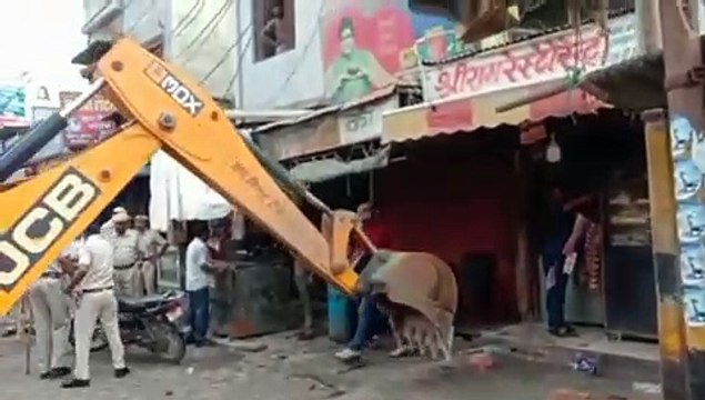 अतिक्रमणों पर चला पंजा, ढाई दर्जन से अधिक अतिक्रमण हटाए