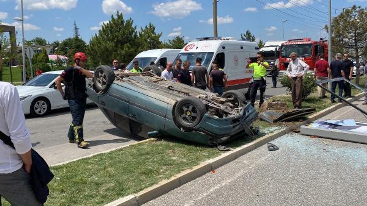 Son dakika haber! TIR'A VE PANOYA ÇARPAN OTOMOBİL TERS DÖNDÜ; KAZA ANI KAMERADA