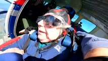 94 yaşında paraşütle atlayış yaptı