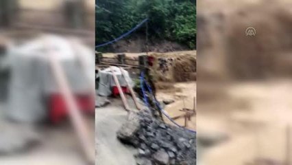 Çamlıhemşin'de sağanak nedeniyle ırmak taştı