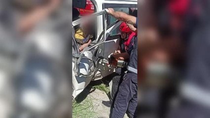 Otomobil ile minibüsün çarpışması sonucu 2 kişi yaralandı