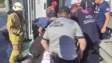 Zeytinburnu sahil yolunda beton mikseri devrildi, sürücü ağır yaralandı