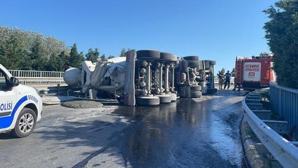 Zeytinburnu'nda devrilen beton mikserinin sürücüsü yaralandı