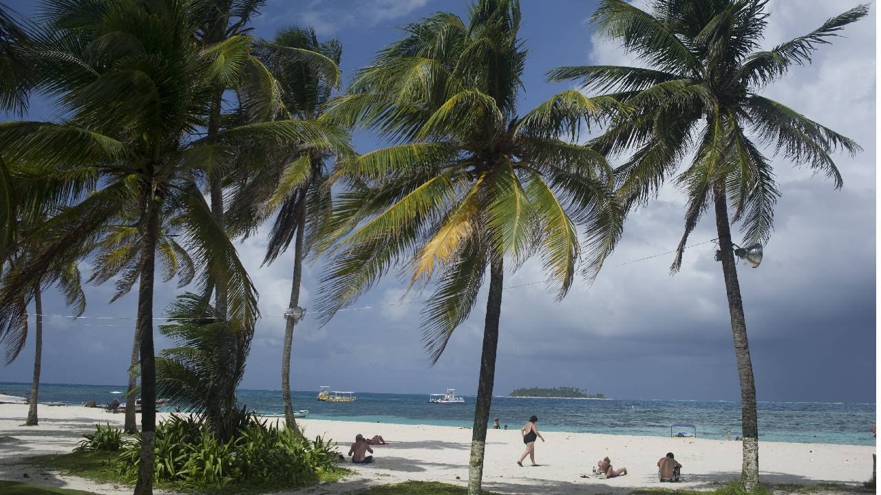 Turistas en San Andrés ya disfrutan de las playas tras el paso de la tormenta Bonnie