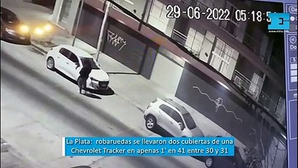 ¡En un minuto! Robaruedas se llevaron dos cubiertas de una Tracker en La Plata