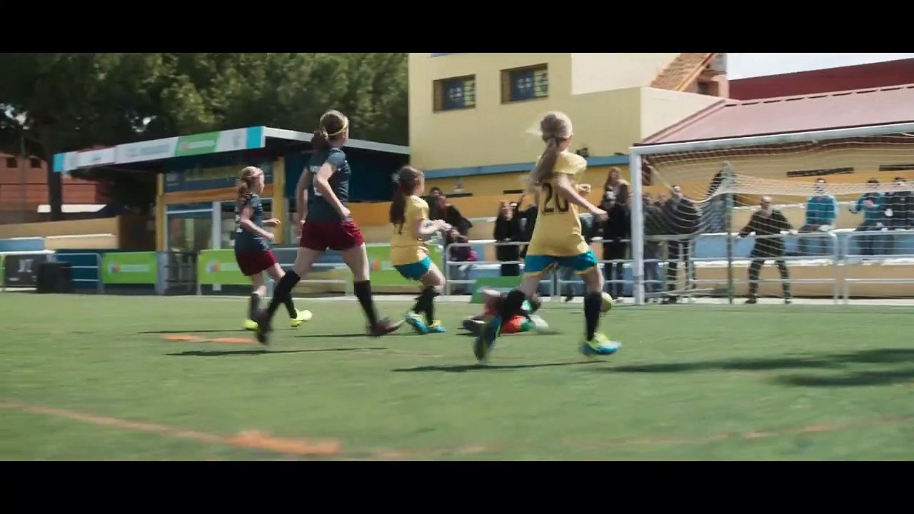 Tráiler de la película "Héroes de barrio", protagonizada por Antonio Pagudo y Luna Fulgencio. Cuenta con la participación del futbolista Joaquín.