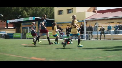 Tráiler de la película "Héroes de barrio", protagonizada por Antonio Pagudo y Luna Fulgencio. Cuenta con la participación del futbolista Joaquín.