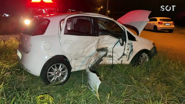 Três pessoas ficam gravemente feridas após forte colisão de trânsito na BR-467 em Cascavel