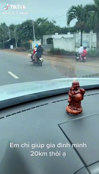 Thấy gia đình 3 người đèo nhau trên xe máy, anh tài xế liền cho đi nhờ đoạn đường 20 km