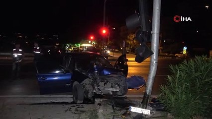 Sinyalizasyon direğine çarpan otomobil sürücüsü hayatını kaybetti