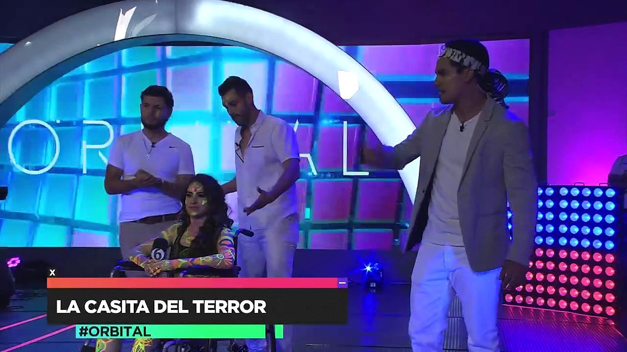 Sensual momento entre Lissy y Monse en pleno foro