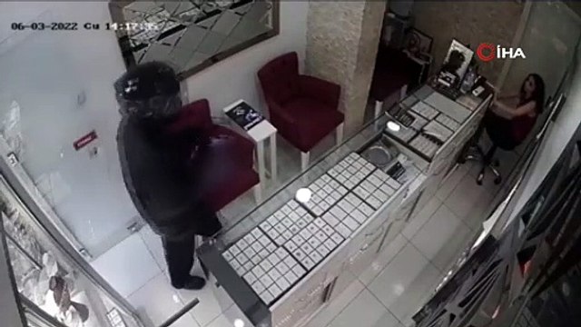 Kasklı soyguncunun kuyumcu soygunu girişimi kameralara yansıdı