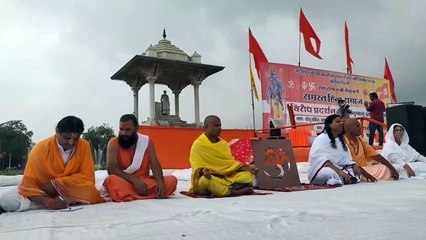 बरसात में भी जमे रहे लोग, चलता रहा हनुमान चालीसा का पाठ