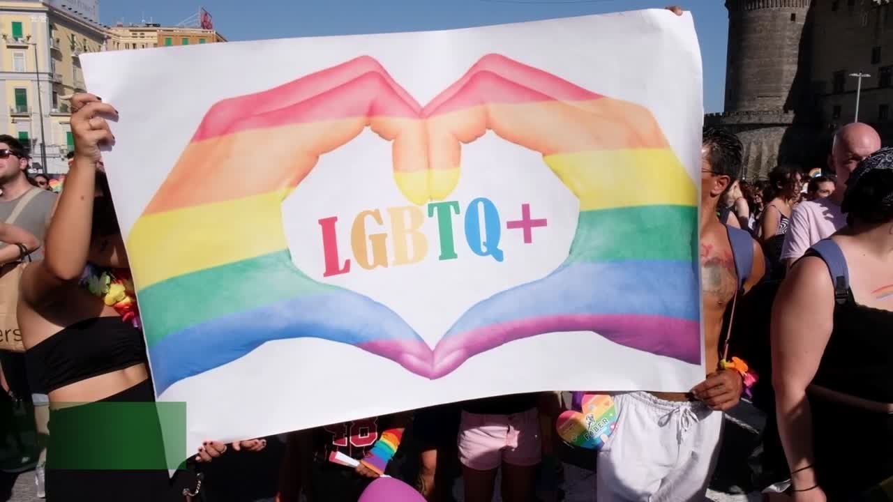 Pride Napoli, a Piazza Municipio musica e carri arcobaleno: "Siamo tutti normali"