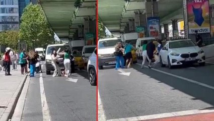 İstanbul'un en işlek caddesinde ortalık karıştı! Genç kızlar saç başa birbirine girdi