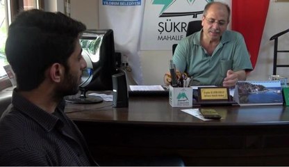 Muhtarlığa gelen vatandaşları şiirle karşılıyor