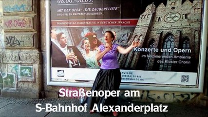 Straßenoper am S-Bahnhof Alexanderplatz