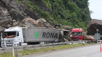 Heyelan sahasındaki TIR kuyruğunda 'korkulu' bekleyiş