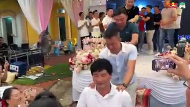 Clip: Dàn cầu thủ nổi tiếng nhảy múa tưng bừng tại đám cưới thủ môn HAGL