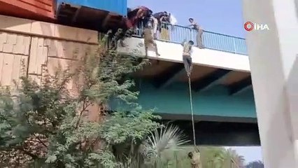 Sudan’da polisten kaçan göstericiler iple köprüden atladı