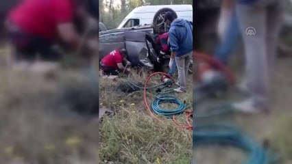 Devrilen otomobildeki 3 kişi öldü, 1 kişi yaralandı