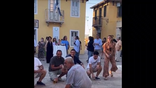 Άγριες Μέλισσες: Τρικούβερτο γλέντι στο φινάλε-Το τσιφτετέλι της Δρόσως και η Macarena της Αγορίτσας