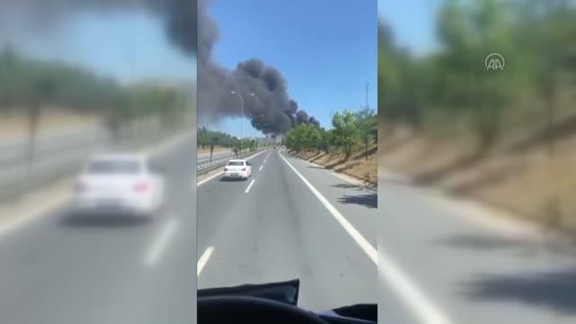 Son dakika... Geri dönüşüm firmasının depo ve imalat atölyesinde çıkan yangın söndürüldü