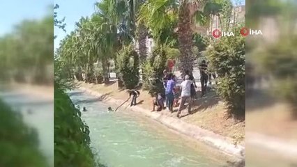Mersin'de panik dolu anlar: Kanala düşen çocuğu, gençler kurtardı