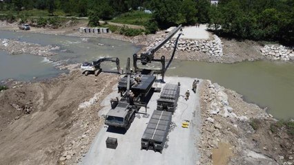 Son dakika haber... Selde yıkılan köprünün yerine MSB geçici köprü kuruyor (2)
