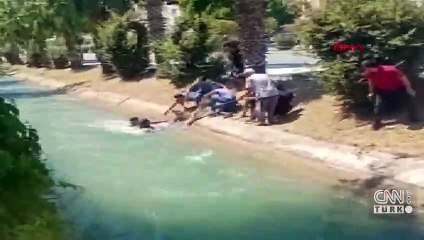 Sulama kanalına düşen çocuğu çevredeki gençler kurtardı