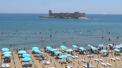 Sıcak havadan bunalanlar denize koştu