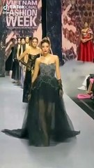 Hoa hậu Khánh Vân tinh tế khi đá váy về phía trước để nhường đường cho các người mẫu phía sau