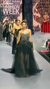 Hoa hậu Khánh Vân tinh tế khi đá váy về phía trước để nhường đường cho các người mẫu phía sau