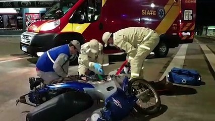 Motociclista fica ferido ao bater contra Escort em frente à Catedral; motorista abandonou o local do acidente