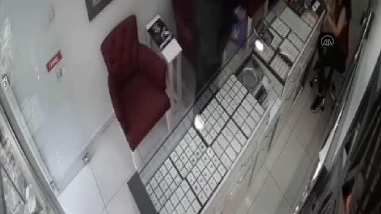 Son dakika haber: İZMİR- Kuyumcu dükkanından soygun girişiminde bulunan şüpheli tutuklandı
