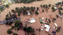 Milhares de pessoas abandonam casas em Sidney devido a inundações
