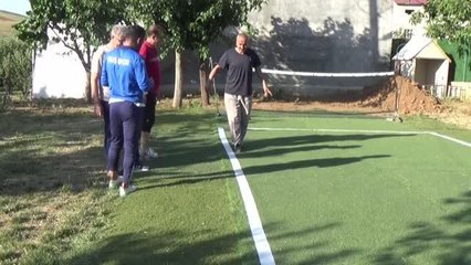 Eski futbolcular atıl malzemelerle köyde ayak tenisi kortu kurdu