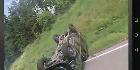 Elles renversent le véhicule d'un homme qui a brûlé un Coran