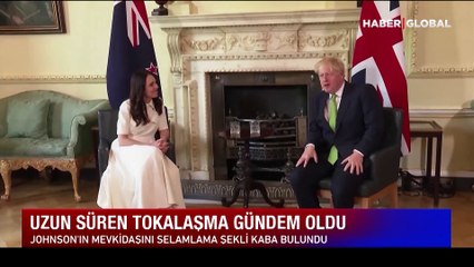 Boris Johnson'ın Yeni Zelandalı mevkidaşı Jacinda Ardern ile tokalaşması viral oldu! ''Az kalsın elini kaybedecekti''