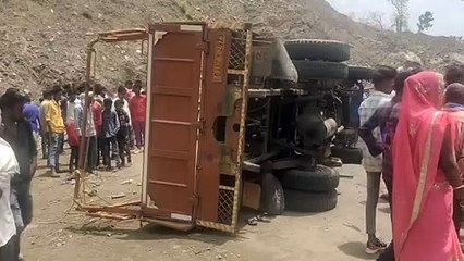 मिनी ट्रक पलटा, मासूम की मौत, 30 घायल