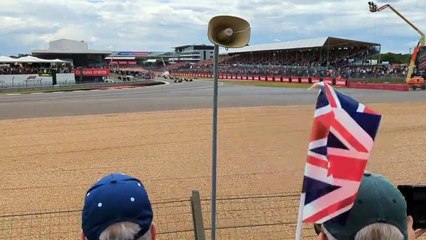 Formula 1'de kaza: Zhou'nun aracı ters döndü, taklalar atarak bariyerlere çarptı