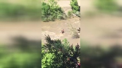 Serinlemek için girdikleri çayda mahsur kalan iki kardeş kurtarıldı