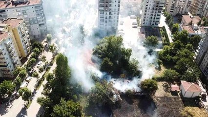 Descargar video: Son dakika haberleri... Otluk alanda başlayan yangın 2 ahır ve 1 barakayı küle çevirdi