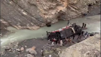 Un autobús con 30 pasajeros a bordo se precipita por un barranco en el suroeste de Pakistán