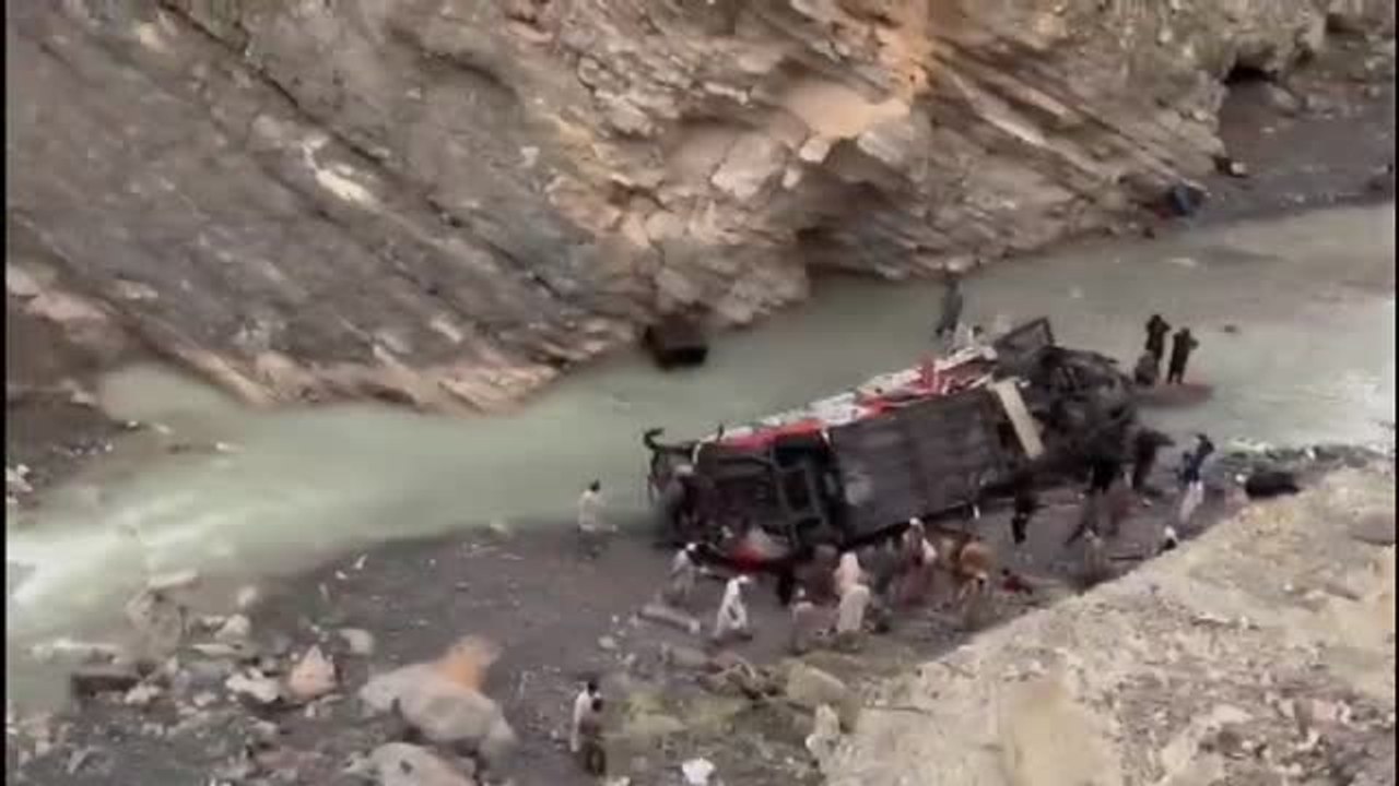 Un autobús con 30 pasajeros a bordo se precipita por un barranco en el suroeste de Pakistán