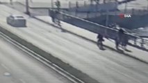 Kırmızı ışık ihlaline uymayan motosiklet sürücüsü bisiklete çarptı...Kaza anı kamerada