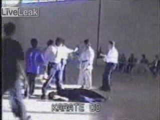 Vidéo choc : Coup de pied dans la tete