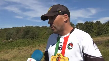 Sabucedo celebra su cita ancestral entre aloitadores y caballos salvajes en la Rapa das Bestas